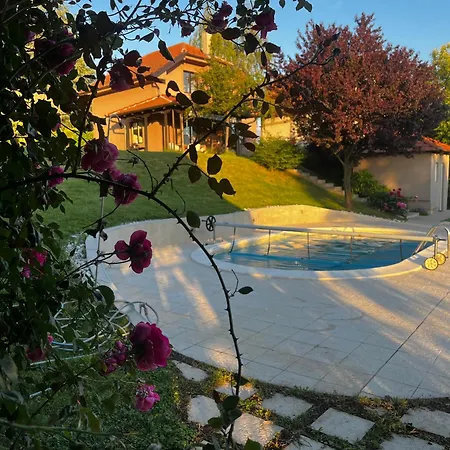 Zelena Oaza Nadomak Beograda Holiday home *